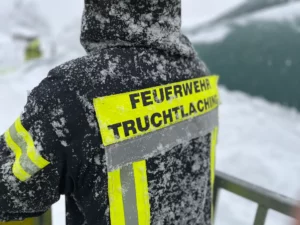 Feuerwehrjacke THL Unwetter Schneefall Truchtlaching