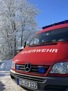 Feuerwehrfahrzeut Truchtlaching 11/1 in Schneelandschaft bei Dorfweihnacht
