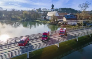Feuerwehrfahrzeuge auf Alzbrücke in Truchtlaching